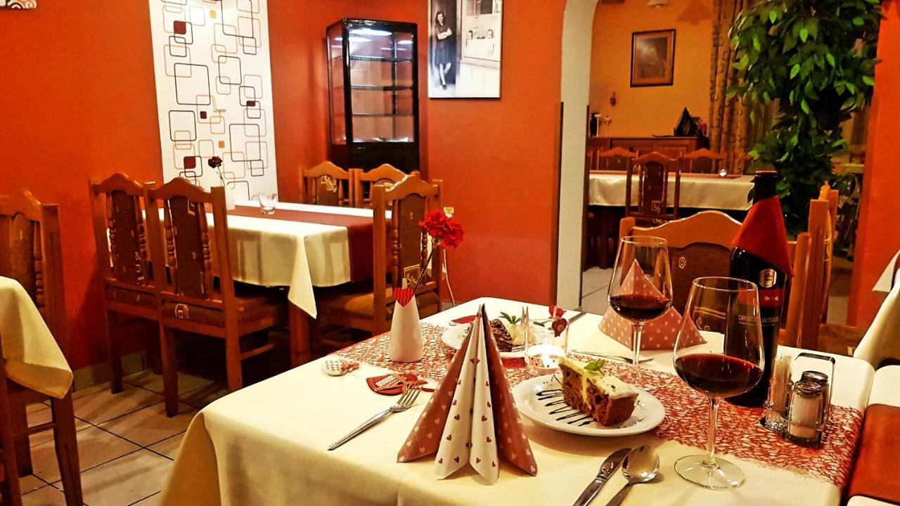 Hotel Pizzeria Alzbetka Strecno Exterior foto