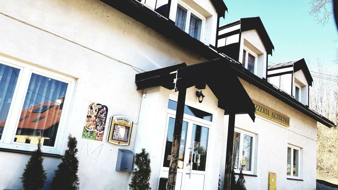 Hotel Pizzeria Alzbetka Strecno Exterior foto